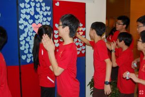 PCare_StudentsPutUpMsg1_DSC_1094