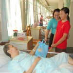 PCare_StudentDistributingGoodieBag1_DSC_1137