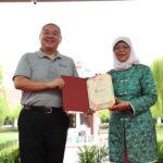 President Halimah Yacob presenting a certificate of appreciation to Healthway Medical