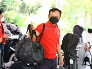 3-Our-golfer-making-his-way-to-the-golf-course-after-collecting-his-goodie-bag